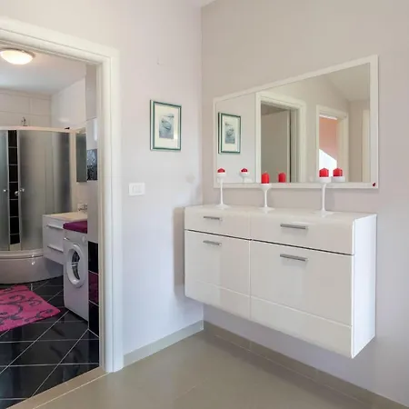 Вилла Ostojic Attractive With Private Pool Near Lakes