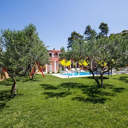 Вилла Ostojic Attractive With Private Pool Near Lakes *