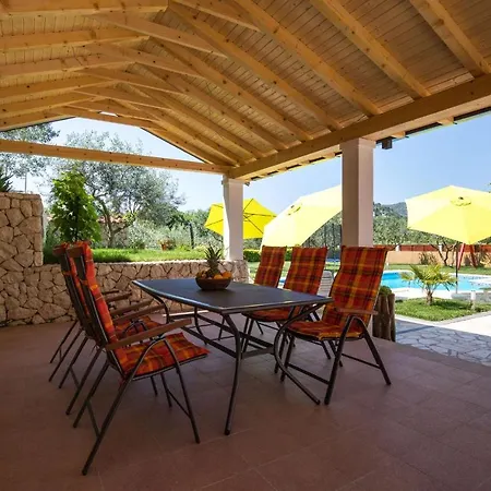 Villa Ostojic Attractive With Private Pool Near Lakes